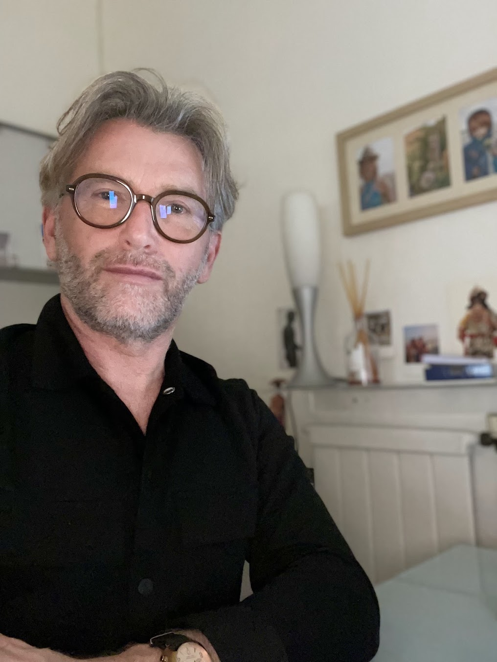Portrait du Dr Éric Marie dans son environnement de travail